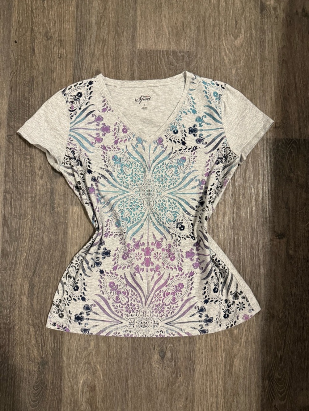 Y2K V-Neck Floral Medallion Tee in Heather Gray